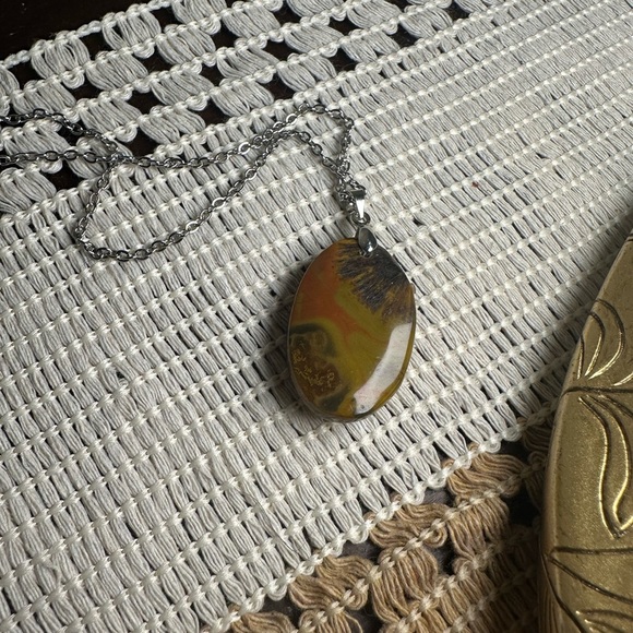 Warring State Agate Pendant on 18” Stainless Steel Box Chain - Picture 5 of 8
